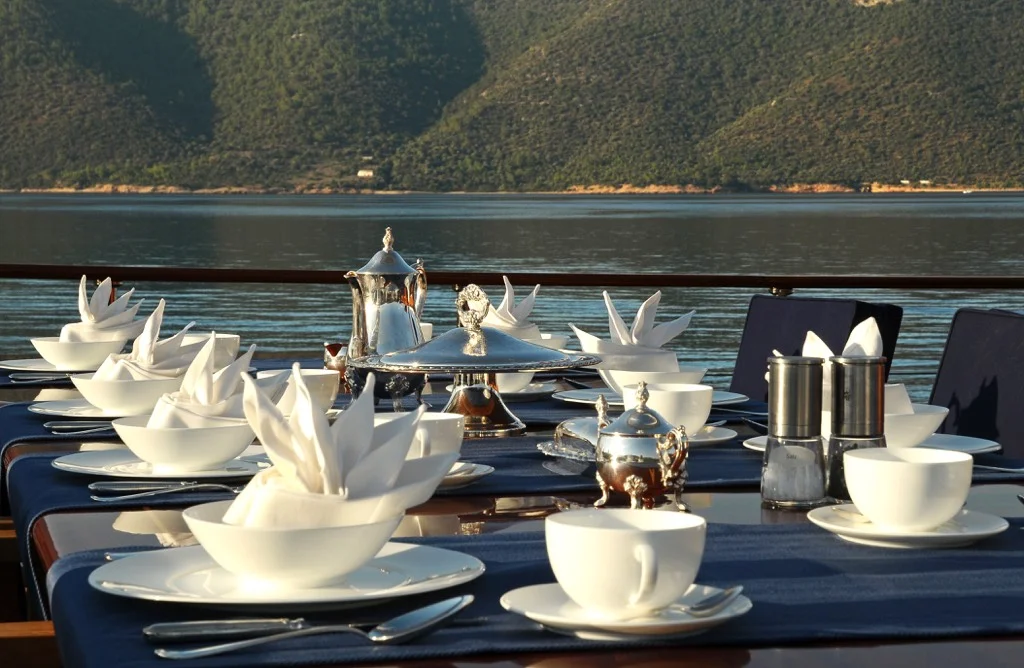 Beautifully set outdoor dining table on S/Y Clear Eyes for gourmet chef-prepared Mediterranean cuisine